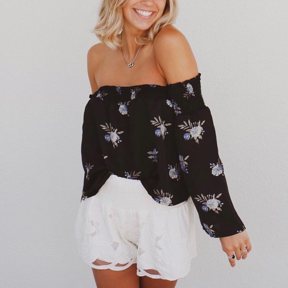 Honey Punch Elastic Cream Lace Shorts - Picture 2 of 4